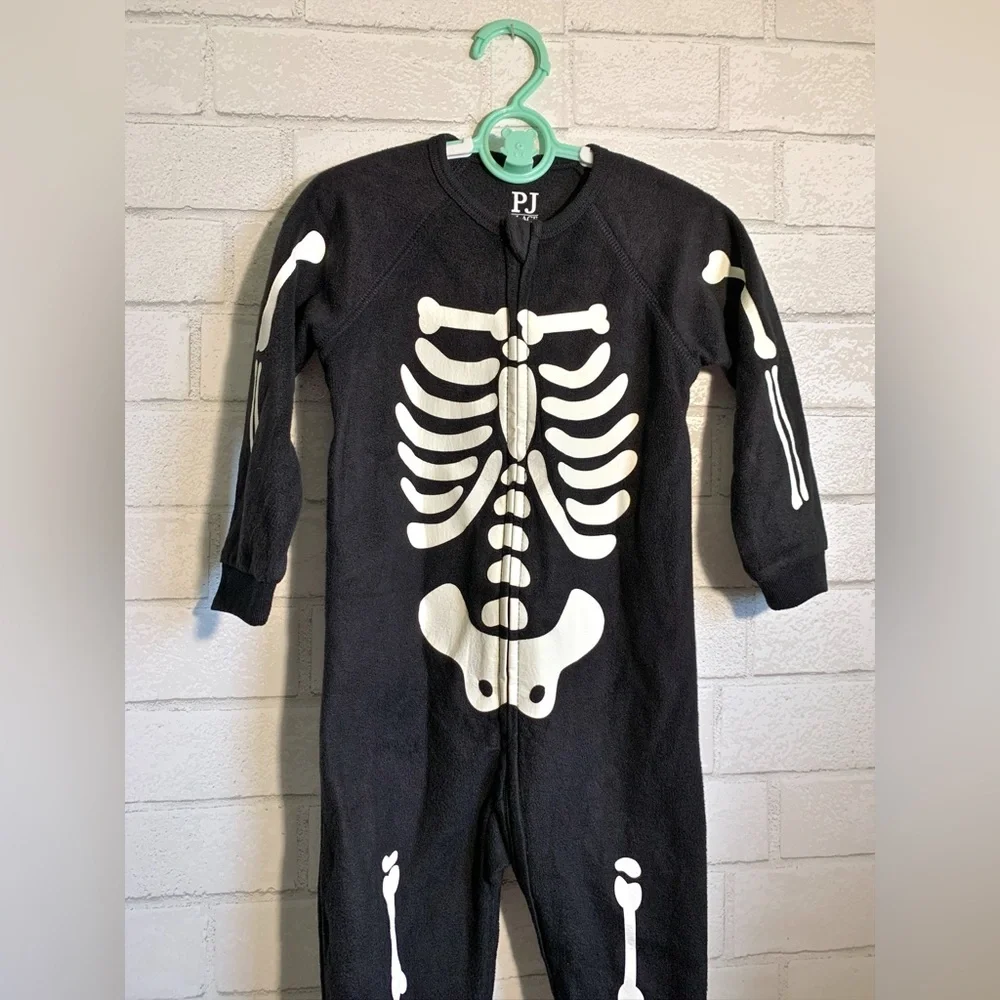 The Children's Place 24 M/ 2T Black Skeleton Glow Footie Fleece Pajamas